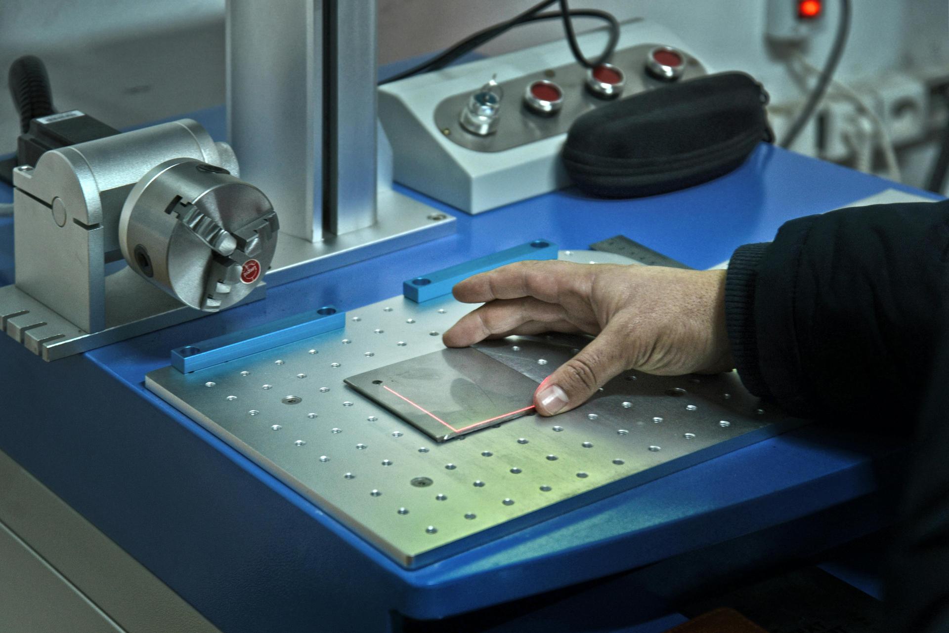 Proveedor de estampado de chapa metálica: Cómo mejorar la precisión de las piezas y la eficiencia de la producción OEM
